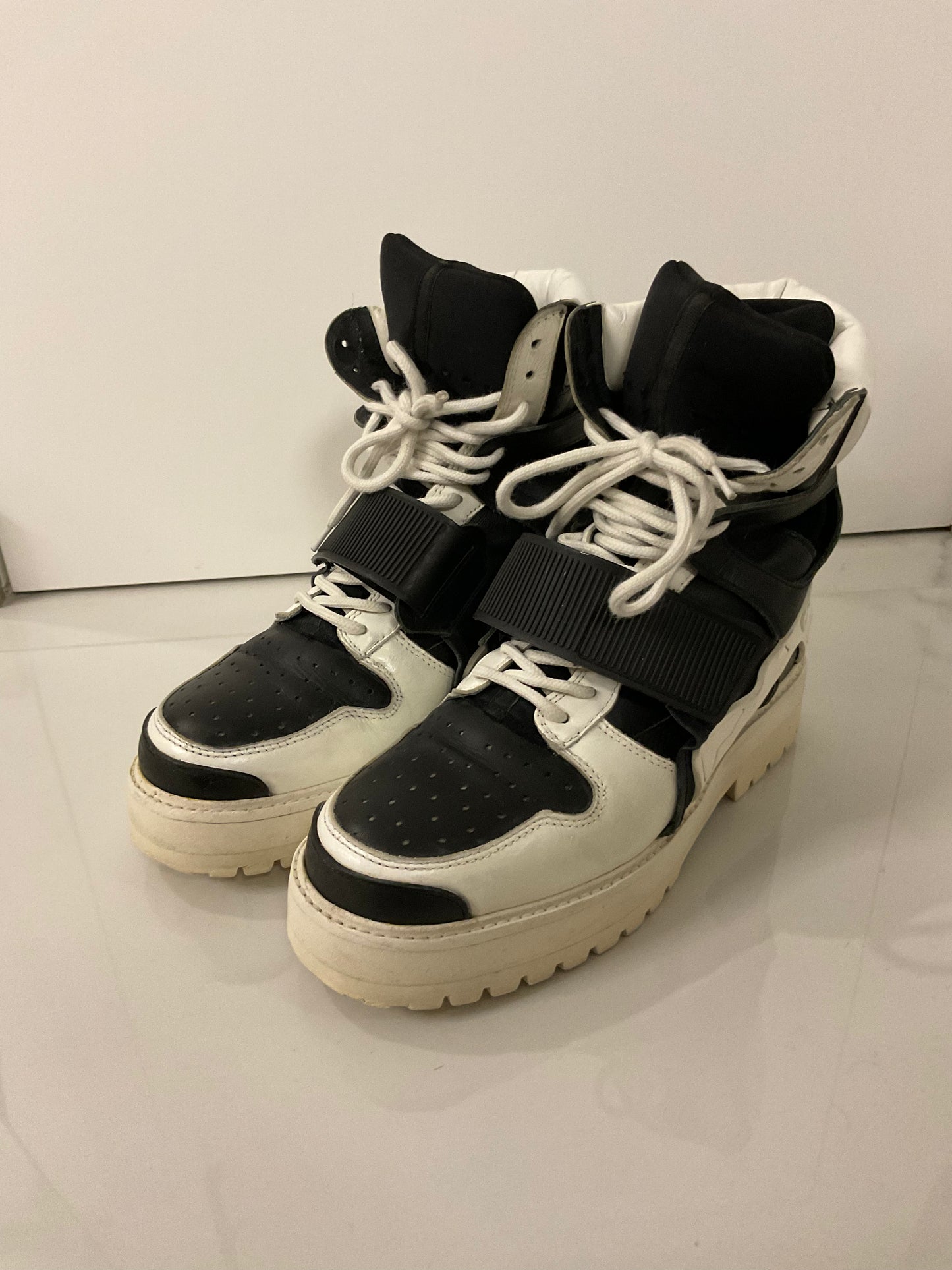 Hood by air avalanche boots