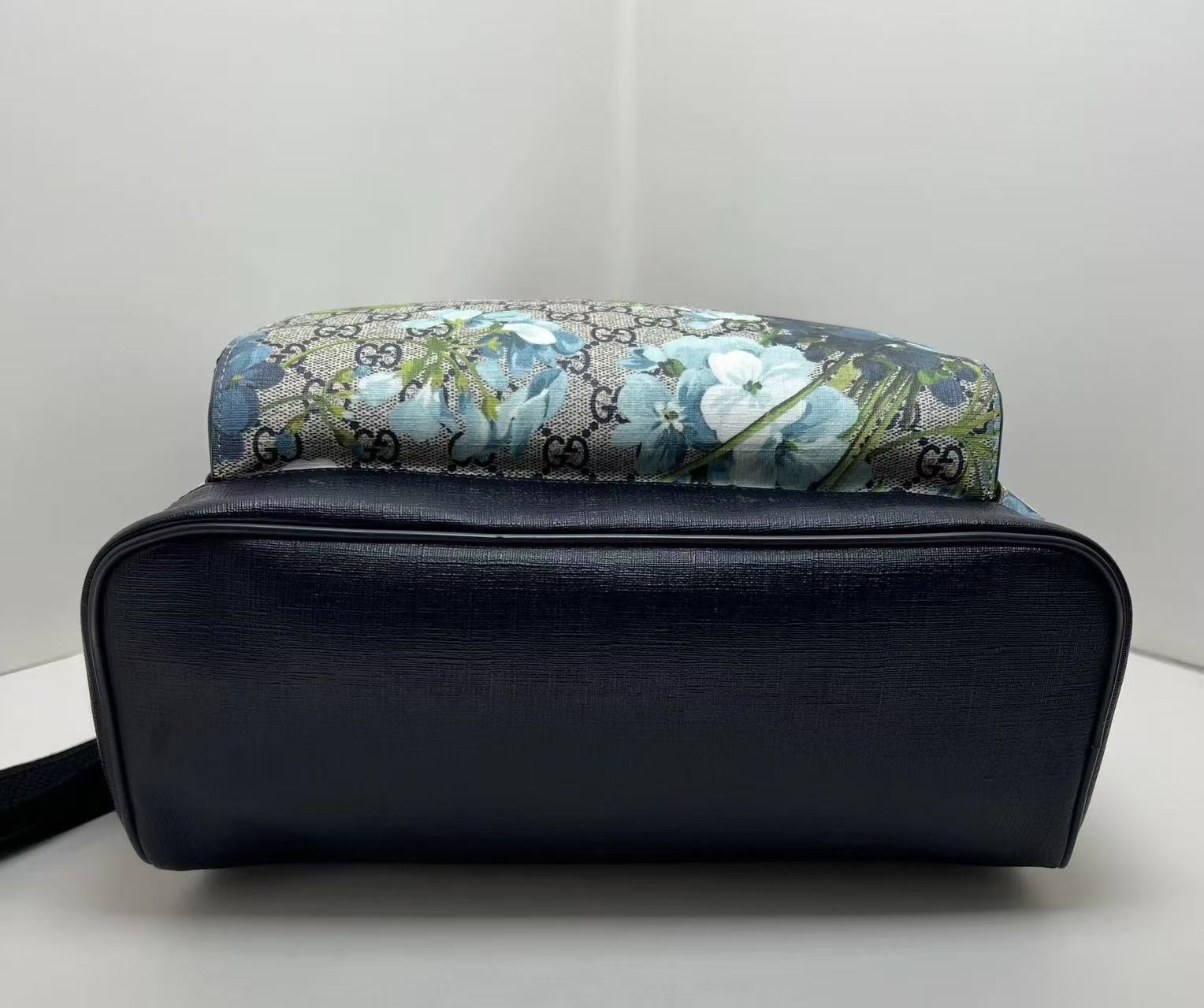 Gucci GG Supreme Monogram Blooms Small Day Backpack