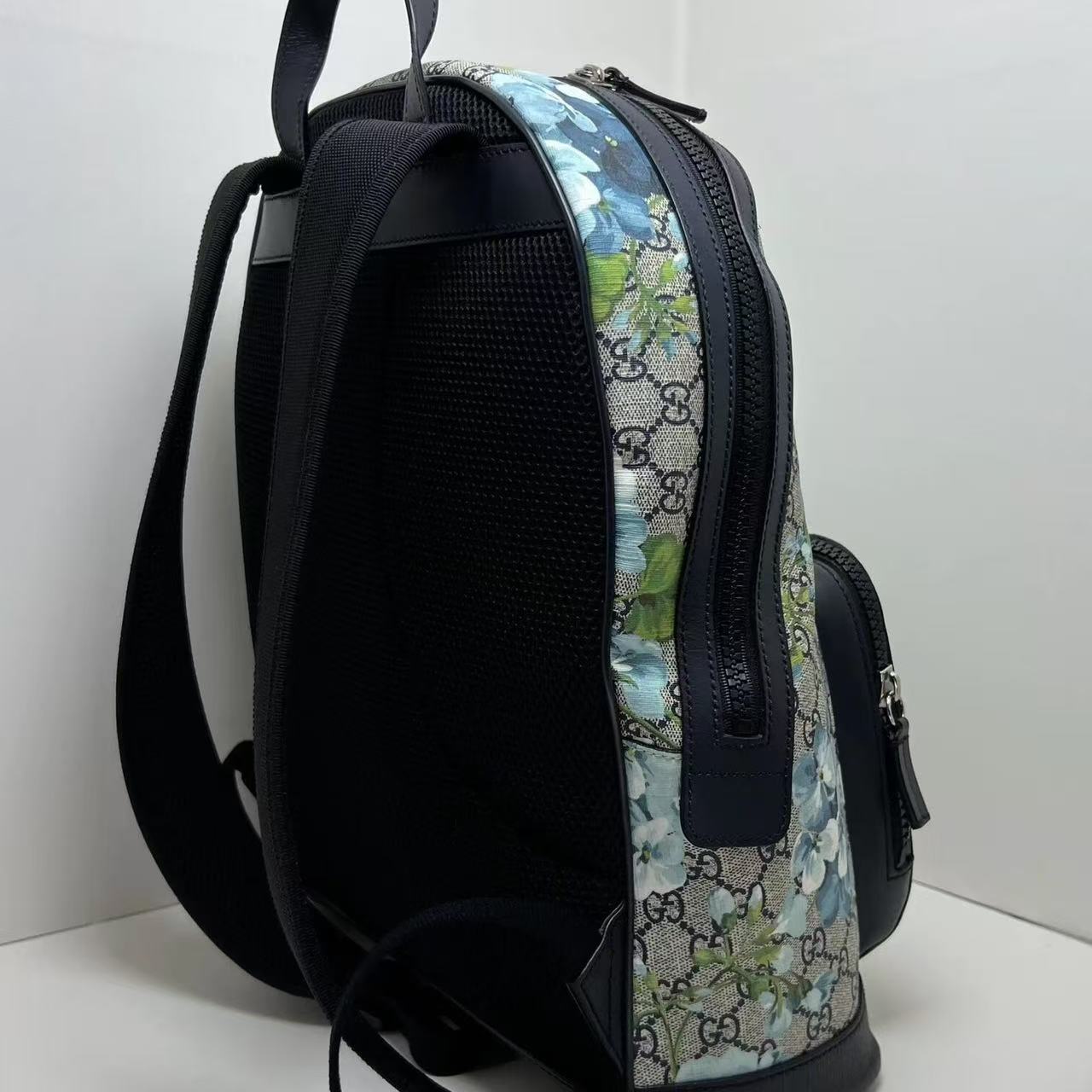 Gucci GG Supreme Monogram Blooms Small Day Backpack