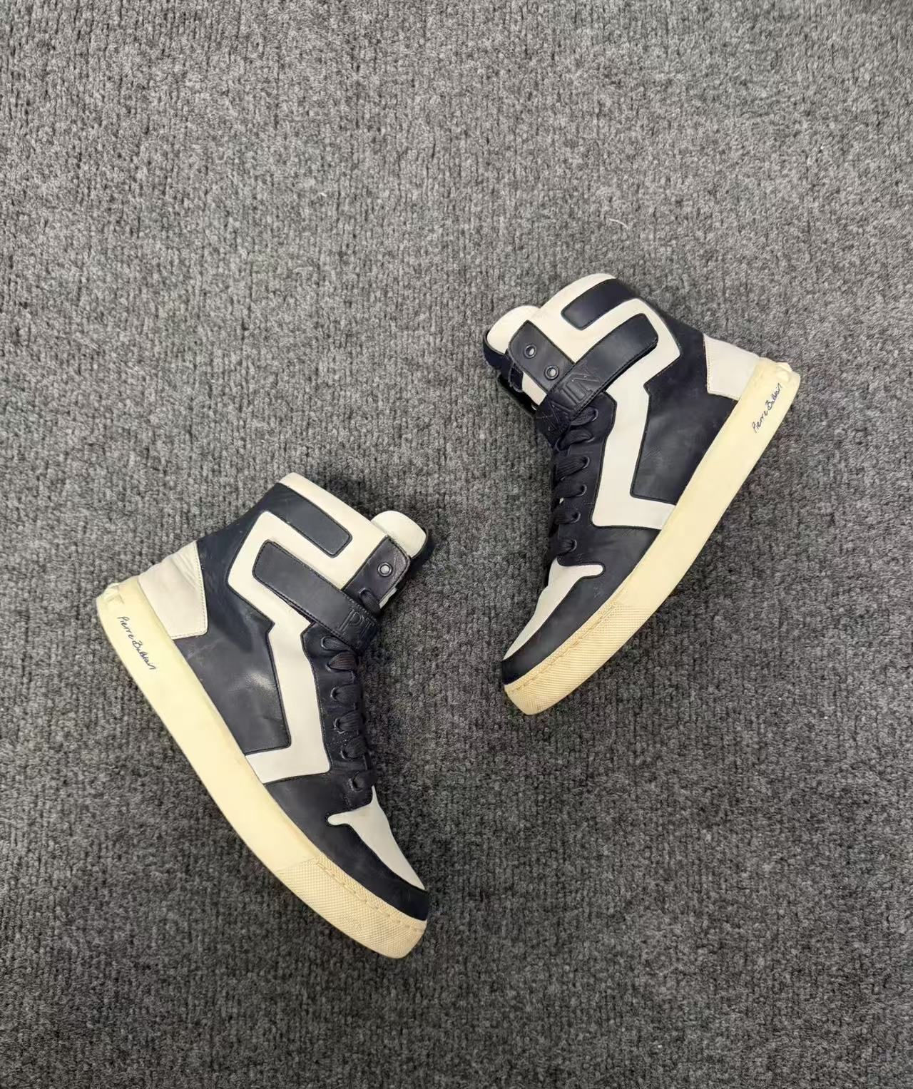 Pierre Balmain Leather High top Sneakers