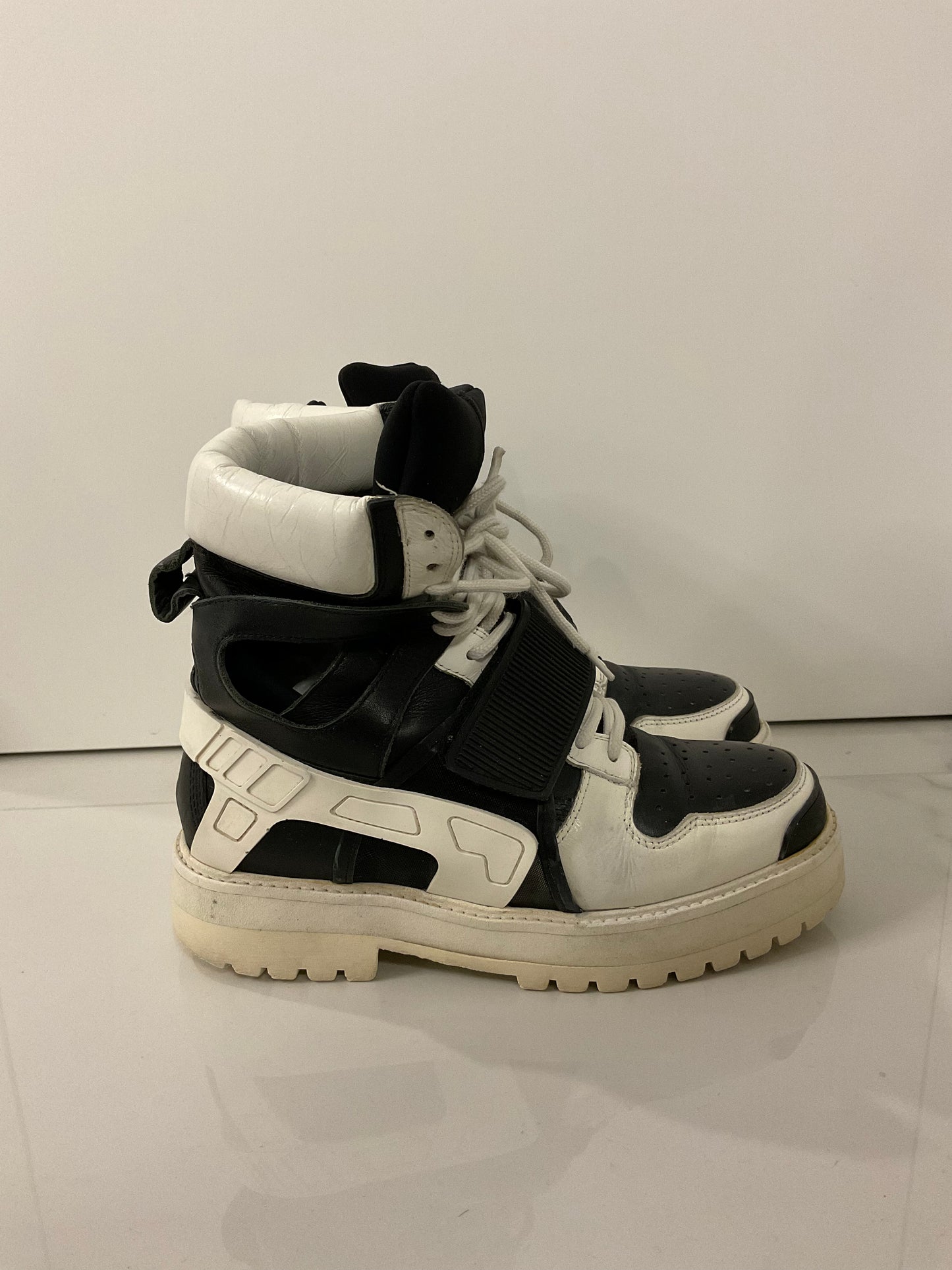 Hood by air avalanche boots