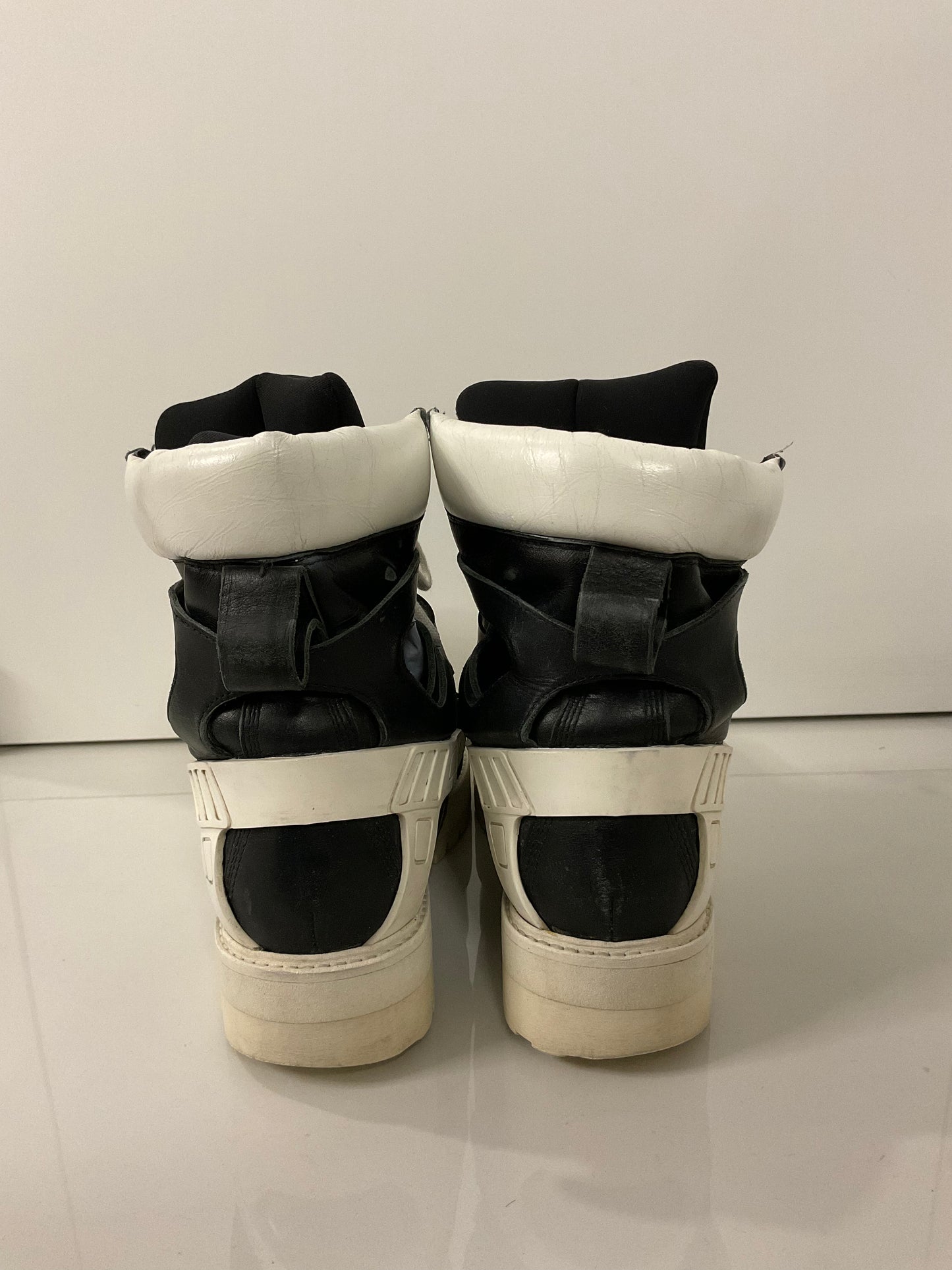 Hood by air avalanche boots