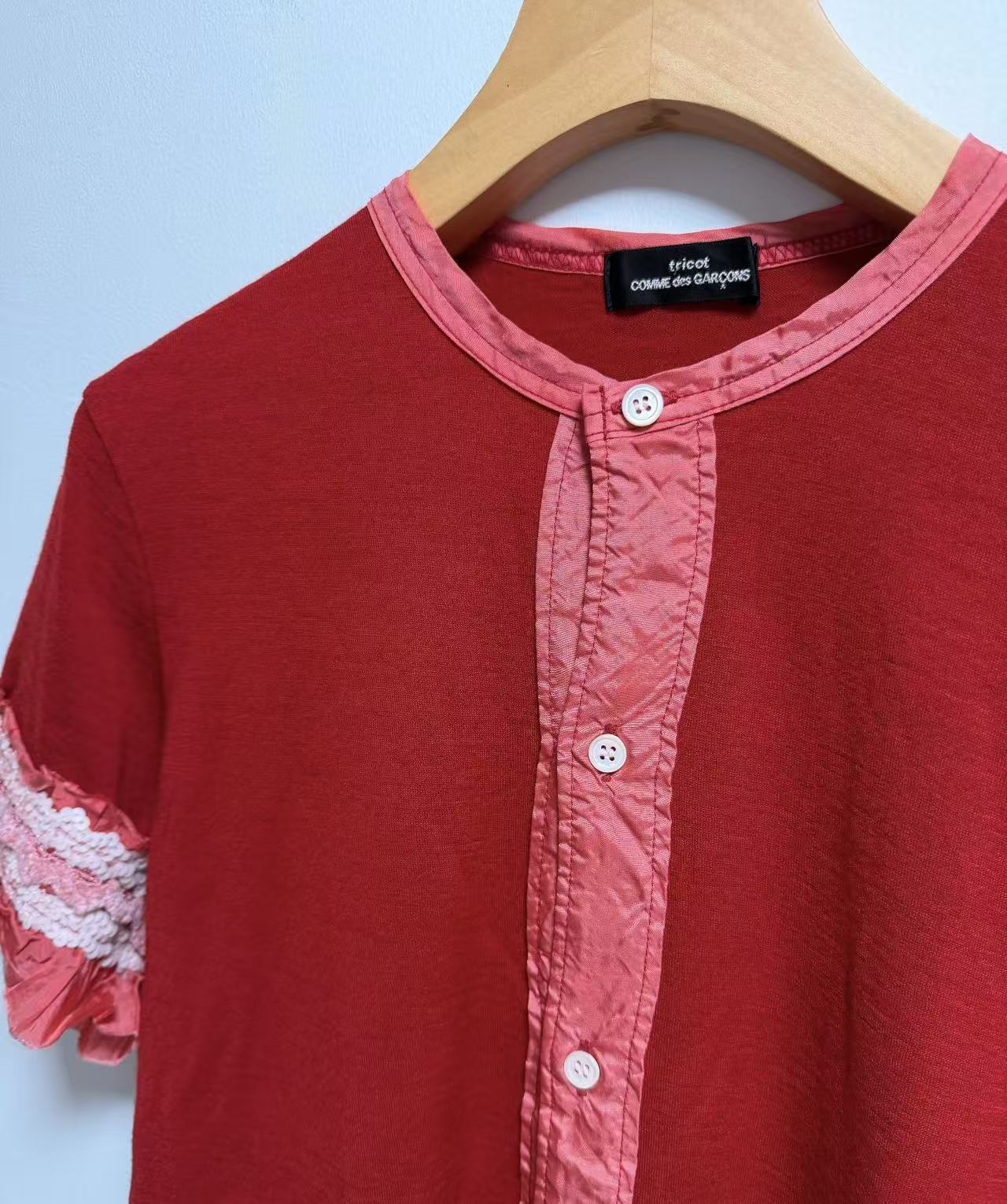 Tricot COMME des GARÇONS short sleeve tee with ruffle lace cuffs